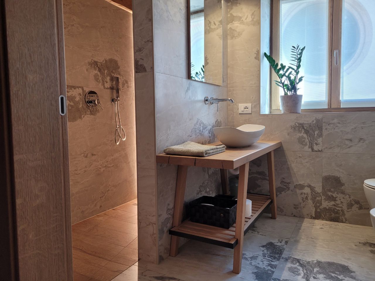 bagno luminoso con doccia walk-in