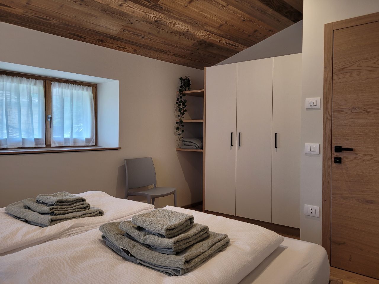 camera matrimoniale in legno vecchio