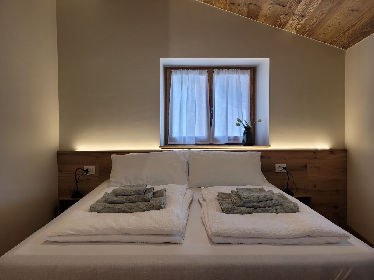 camera matrimoniale in legno vecchio