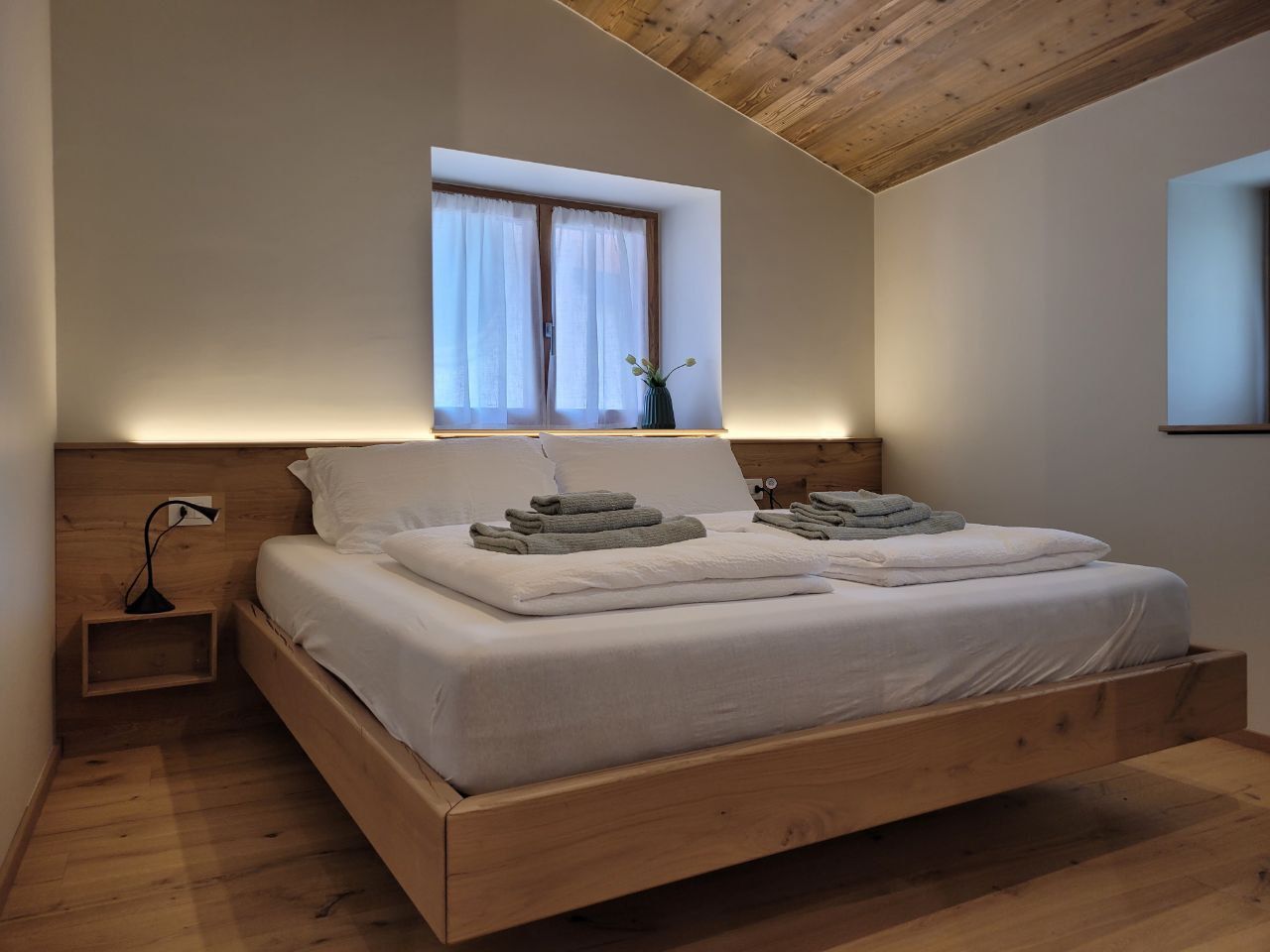 camera matrimoniale in legno vecchio