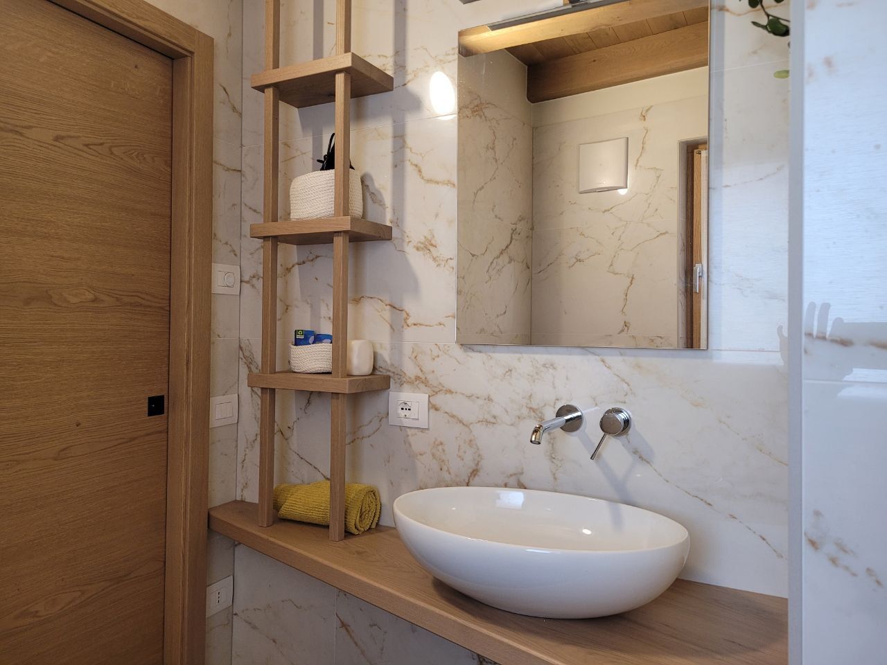 lavabo con mensole in rovere